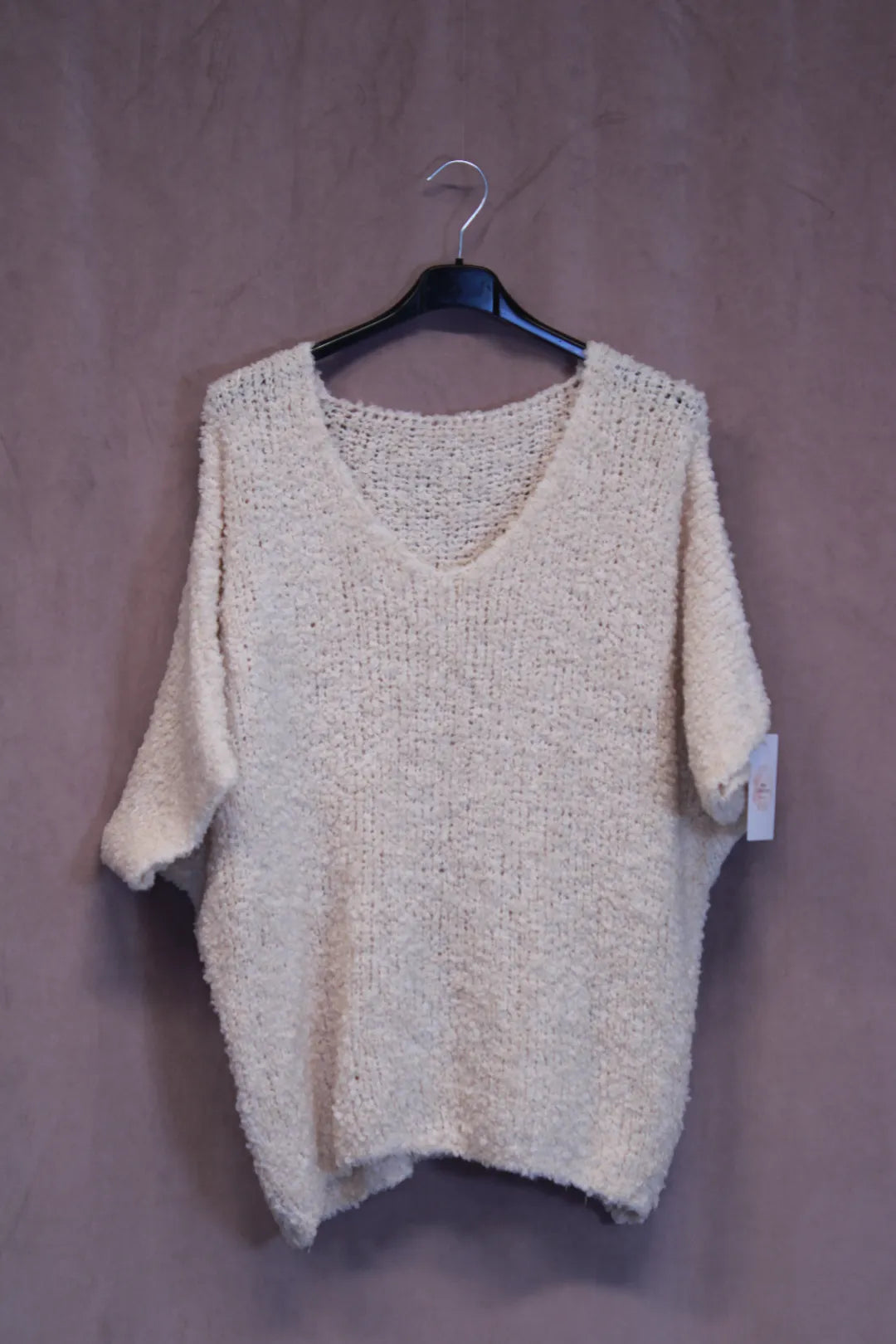 Pehmeä neule V-pääntiellä Tiina