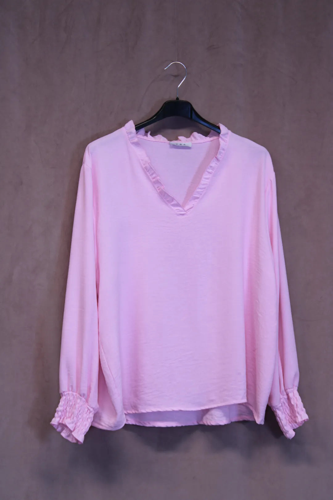 Paitsikka röyhelöllä Aila