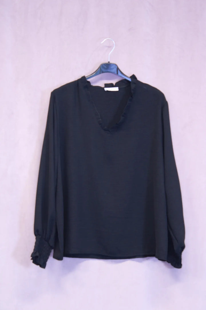 Paitsikka röyhelöllä Aila