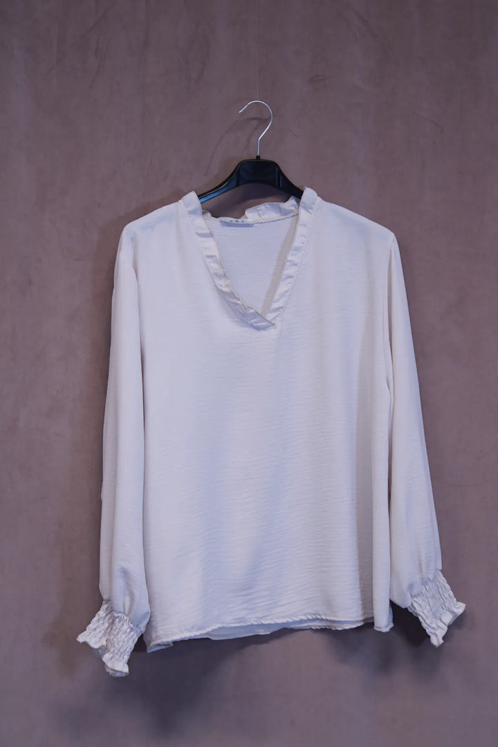 Paitsikka röyhelöllä Aila