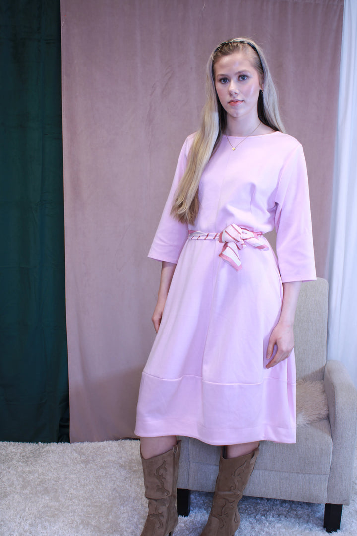 Mekko huivilla Sylvia