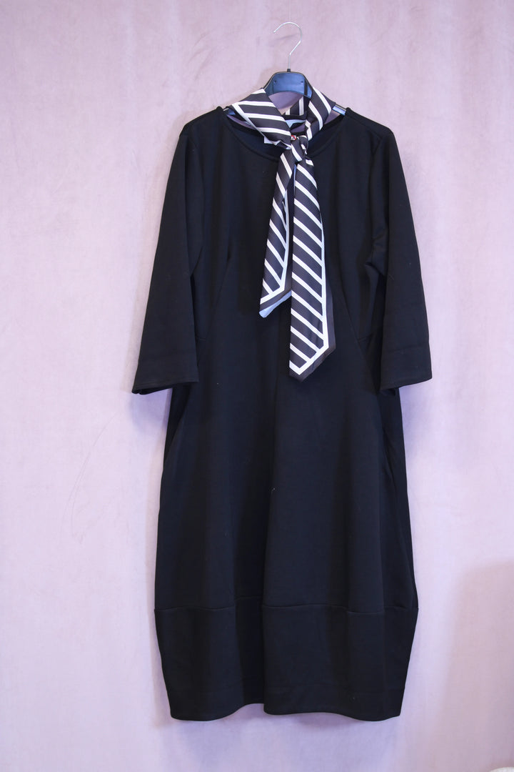 Mekko huivilla Sylvia