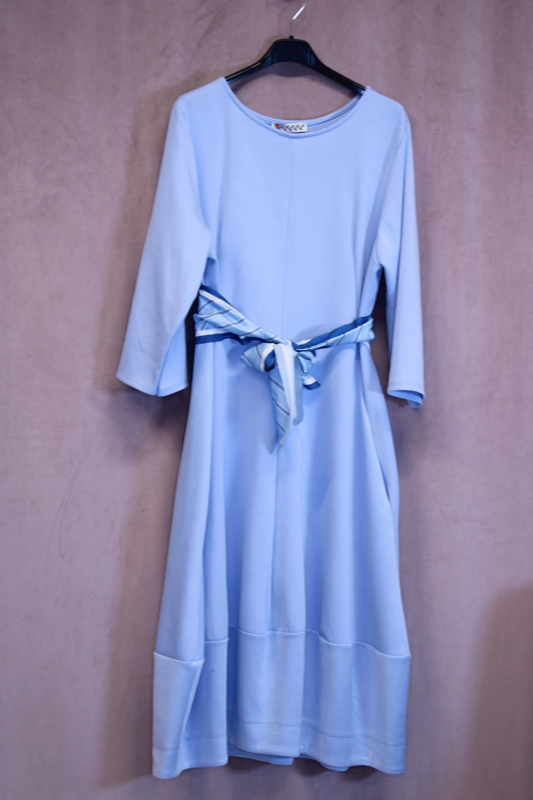 Mekko huivilla Sylvia