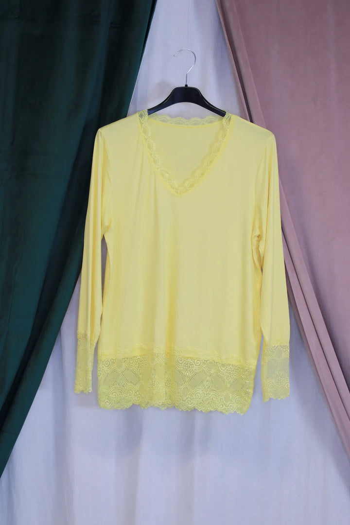 Pukeutumispaita pitsillä 40-44 Seela