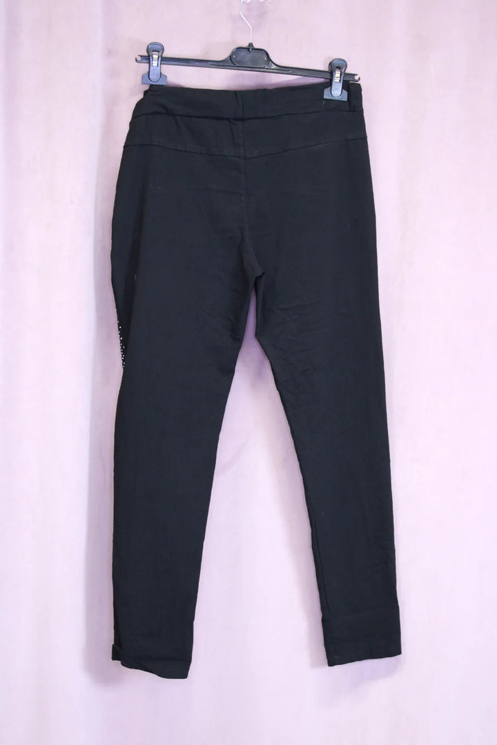 Mustat strassikoristeiset housut