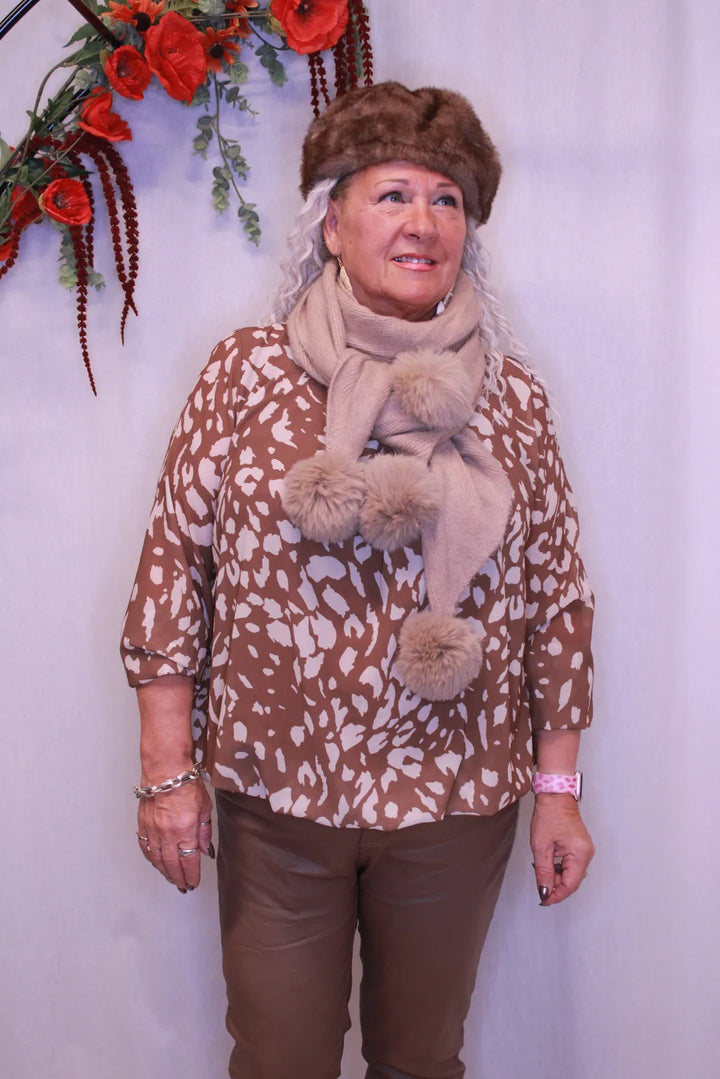 Huivi tekoturkiskoristeilla