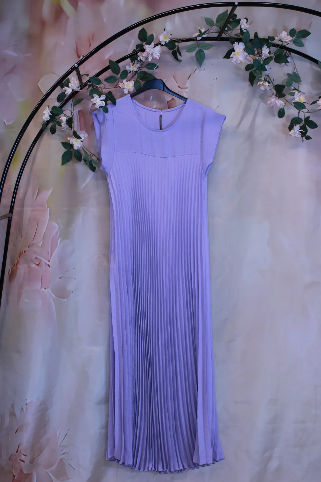 Pitkä lyhythihainen pliseerattu mekko - Mirja