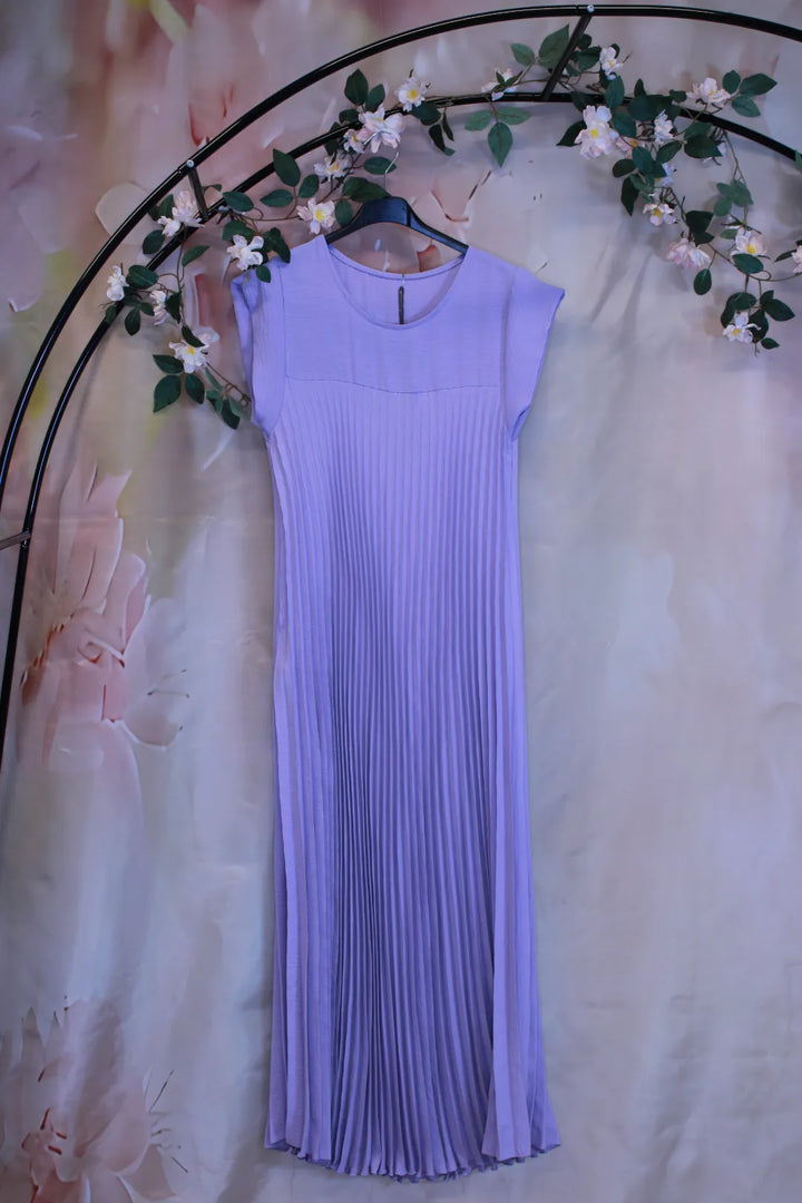 Pitkä lyhythihainen pliseerattu mekko - Mirja