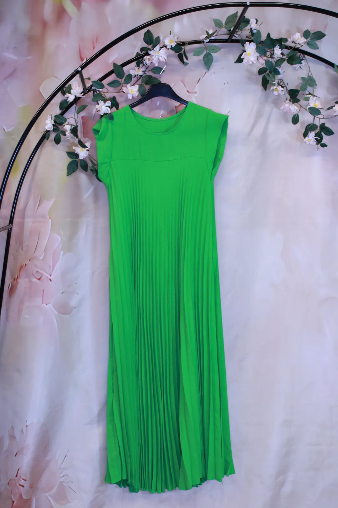 Pitkä lyhythihainen pliseerattu mekko - Mirja