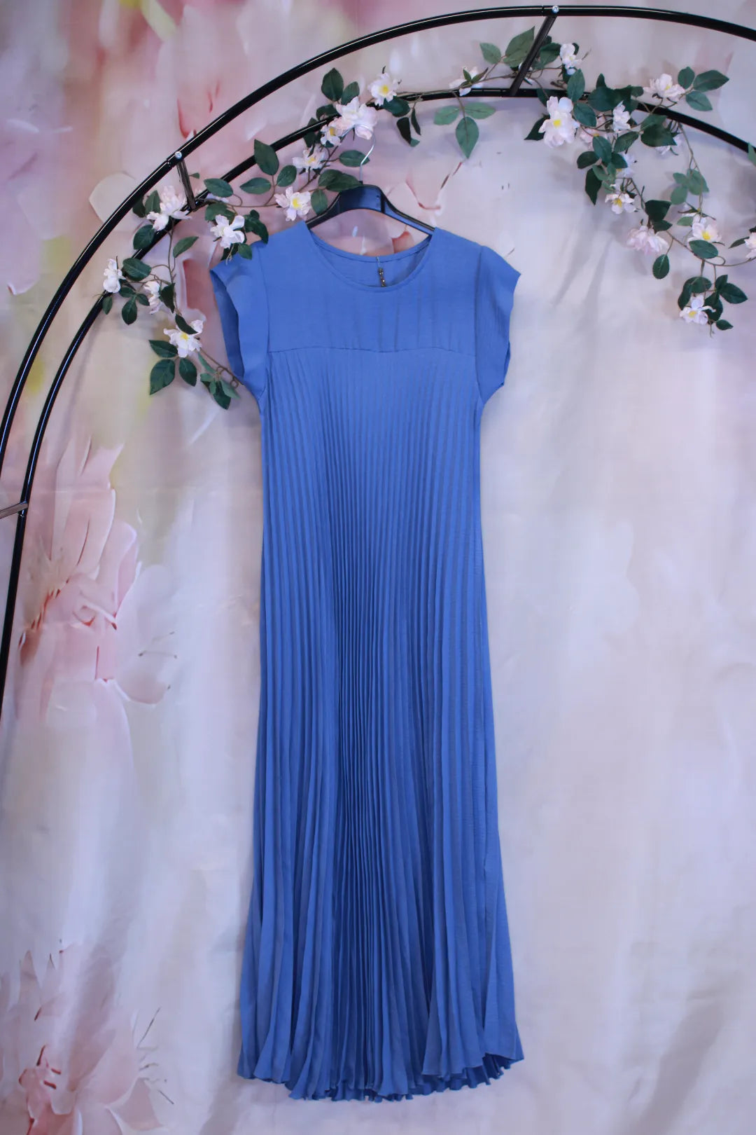 Pitkä lyhythihainen pliseerattu mekko - Mirja