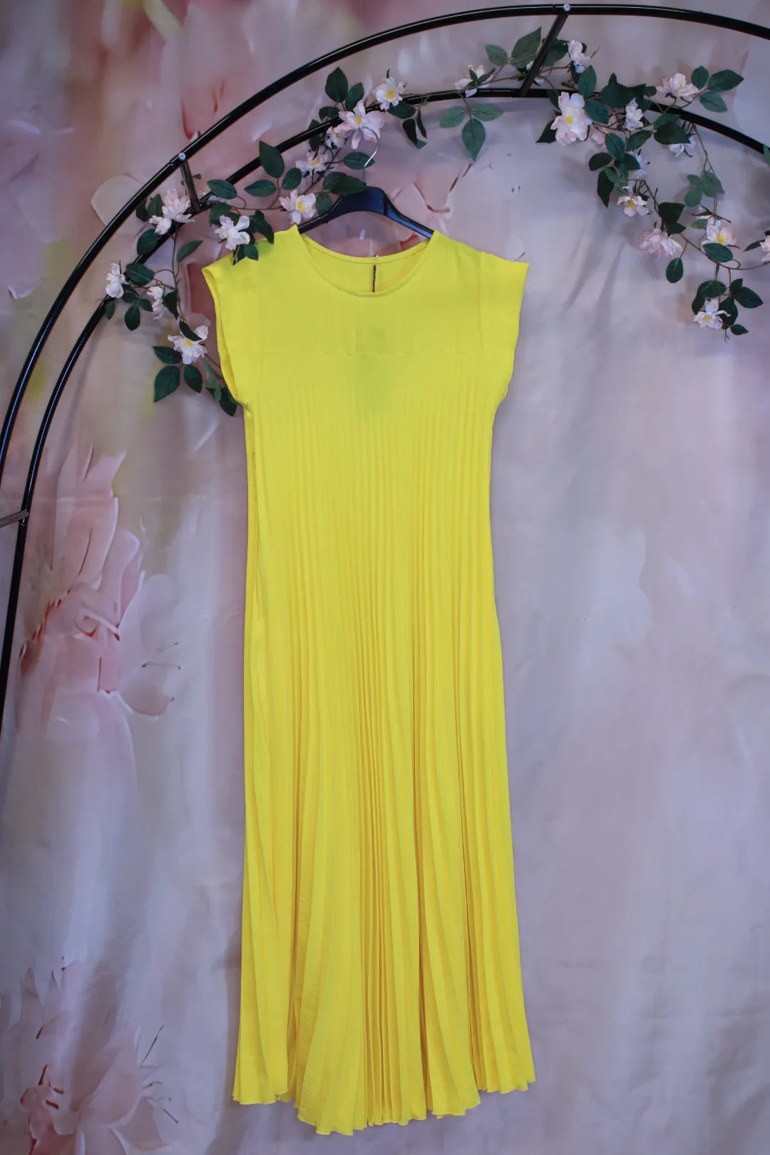 Pitkä lyhythihainen pliseerattu mekko - Mirja