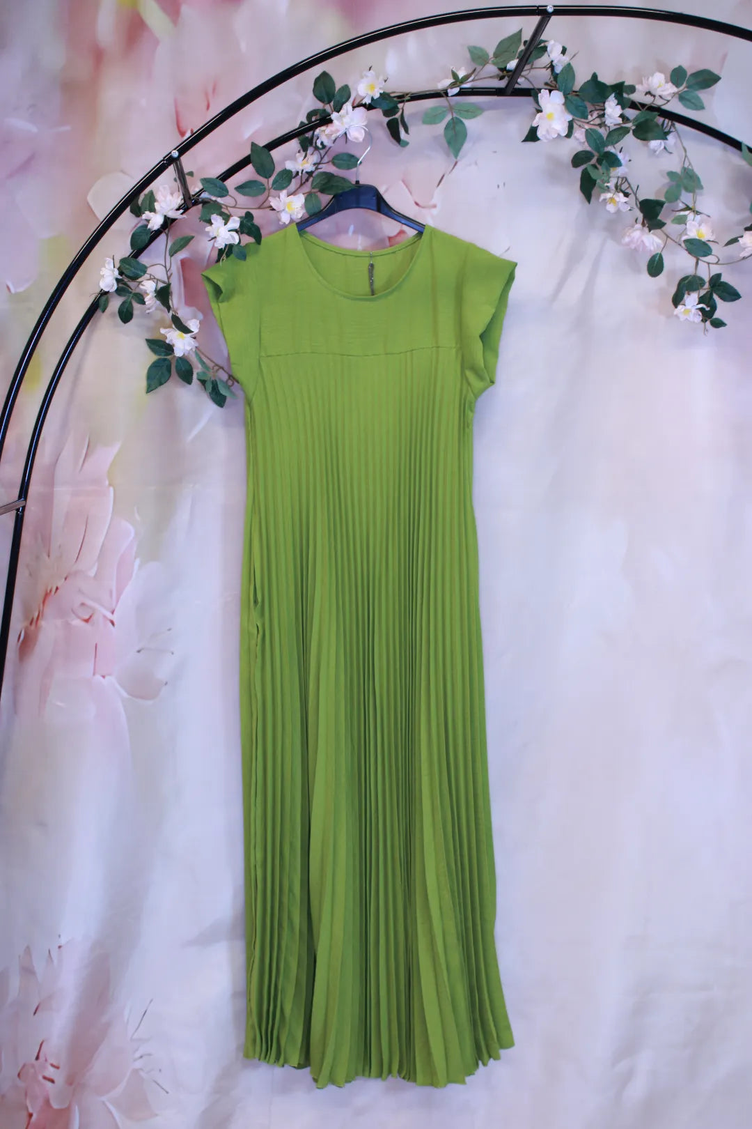 Pitkä lyhythihainen pliseerattu mekko - Mirja