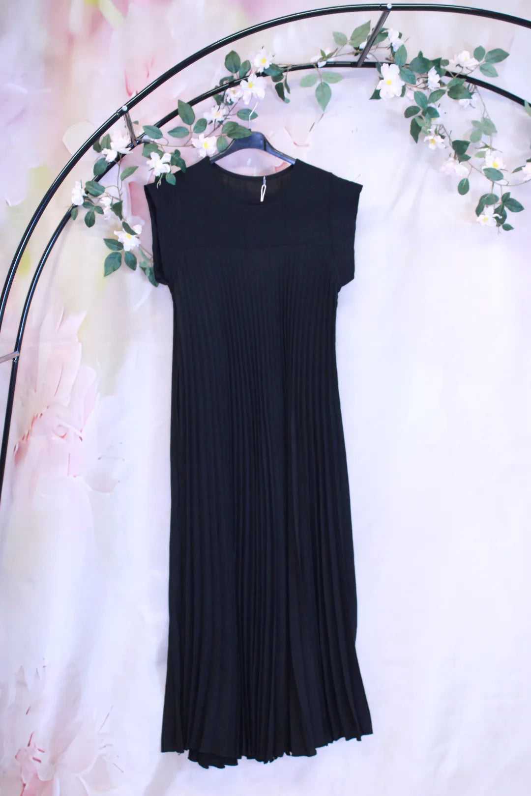 Pitkä lyhythihainen pliseerattu mekko - Mirja