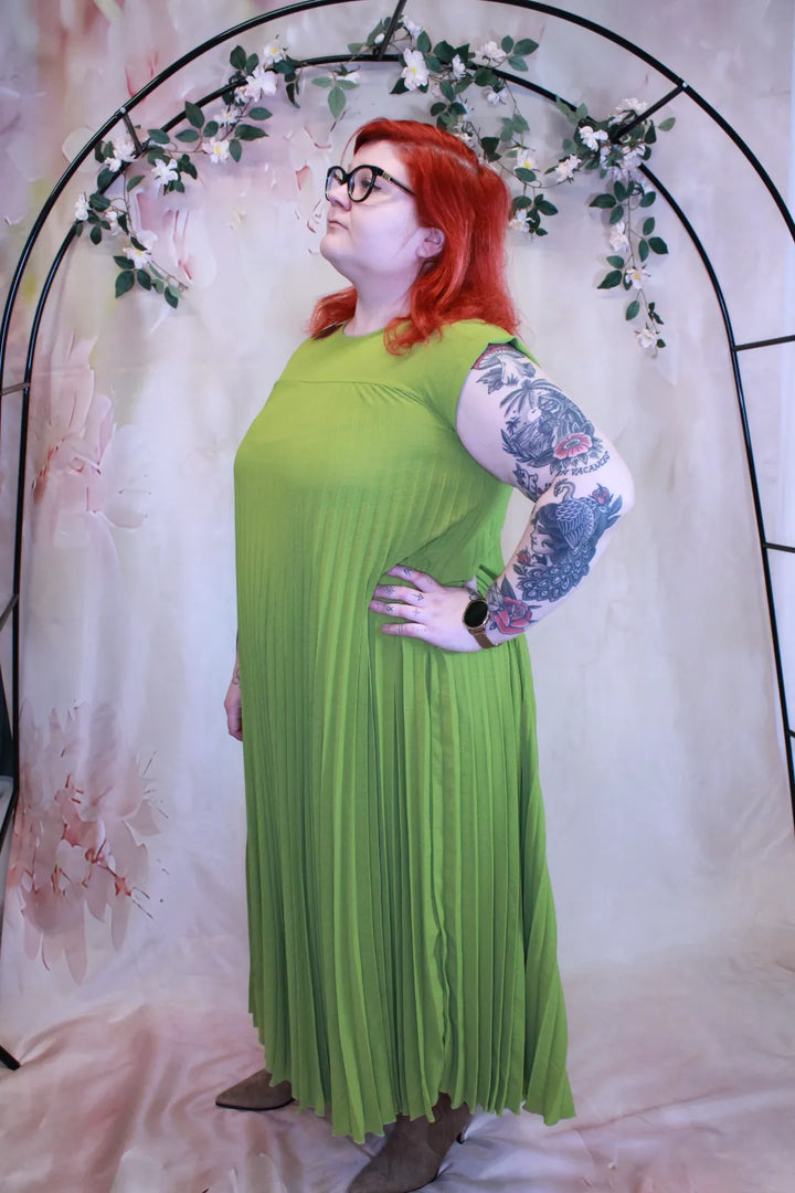 Pitkä lyhythihainen pliseerattu mekko - Mirja