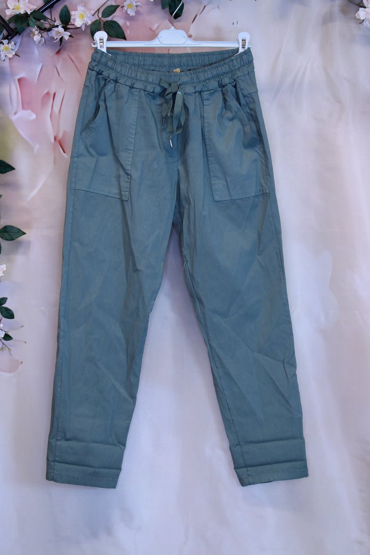 Rennot housut taskuilla - Lauha