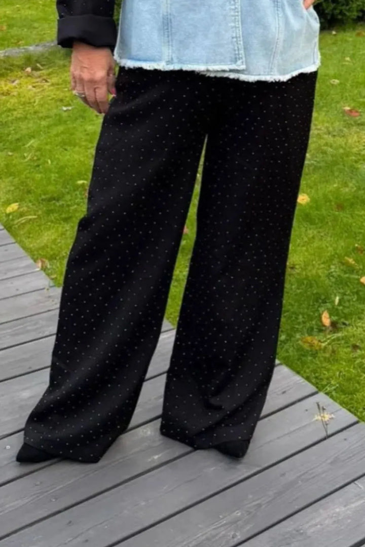 Mustat leveälahkeiset housut Anna