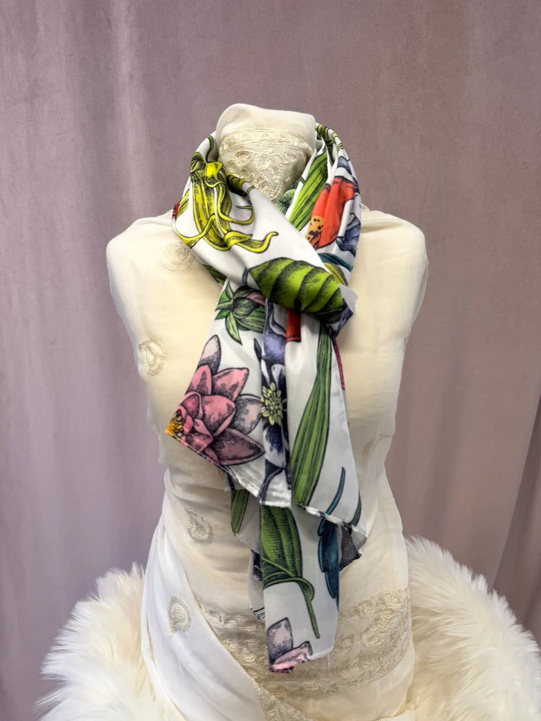 Kevyt huivi – kukkakuosi