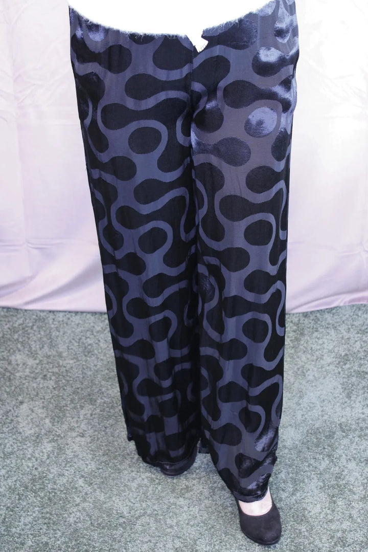 Leveälahkeiset housut kiemurakuviolla 36