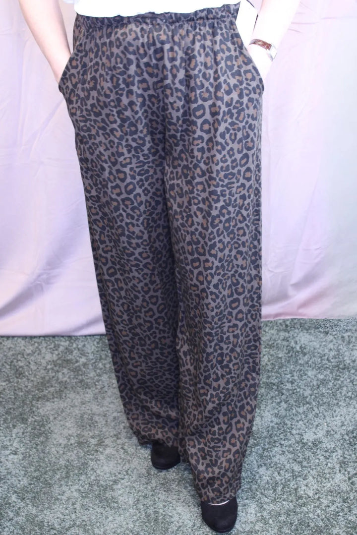 Leveälahkeiset leohousut Sara