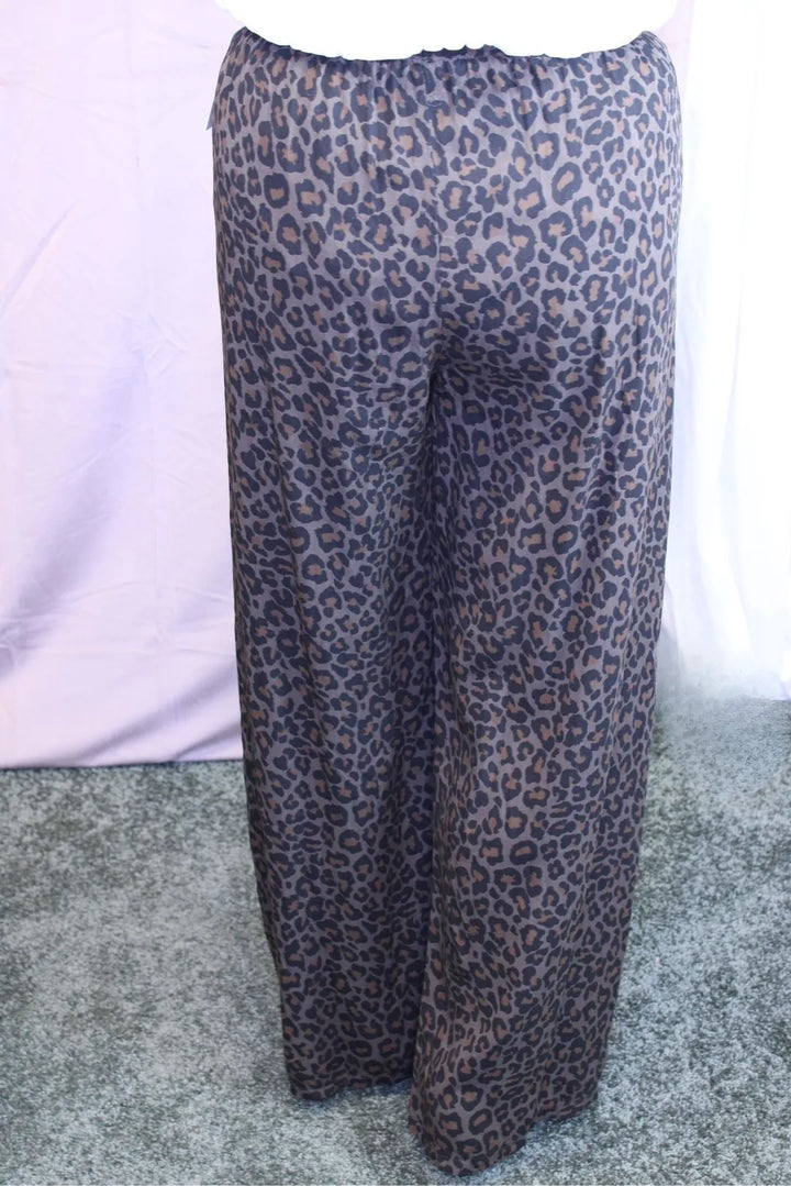 Leveälahkeiset leohousut Sara