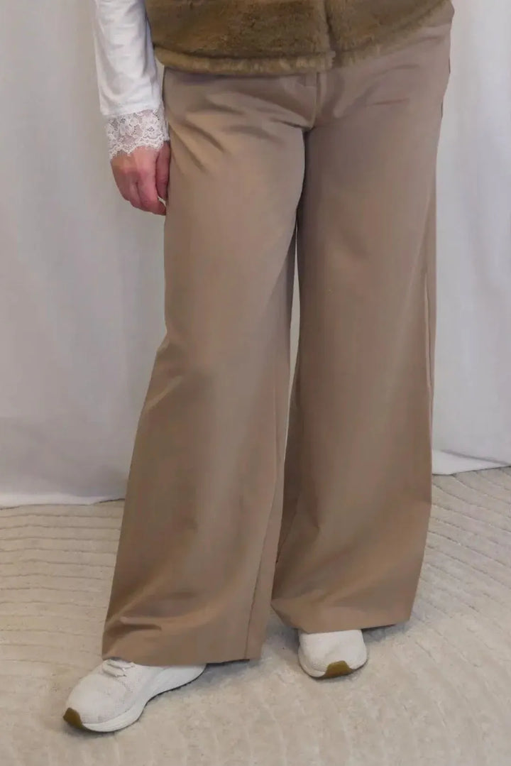 Leveälahkeiset housut