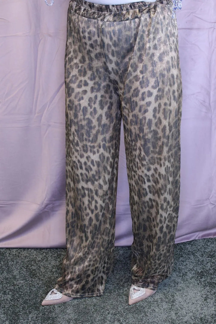 Kimaltavat housut leopardikuosilla