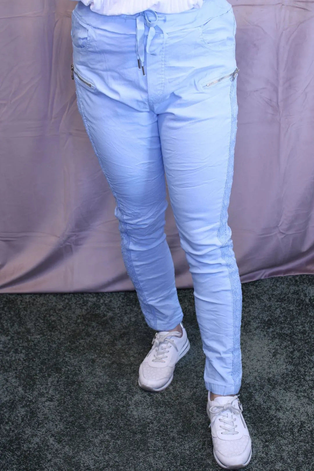 Housut koristevetoketjuilla 38-40