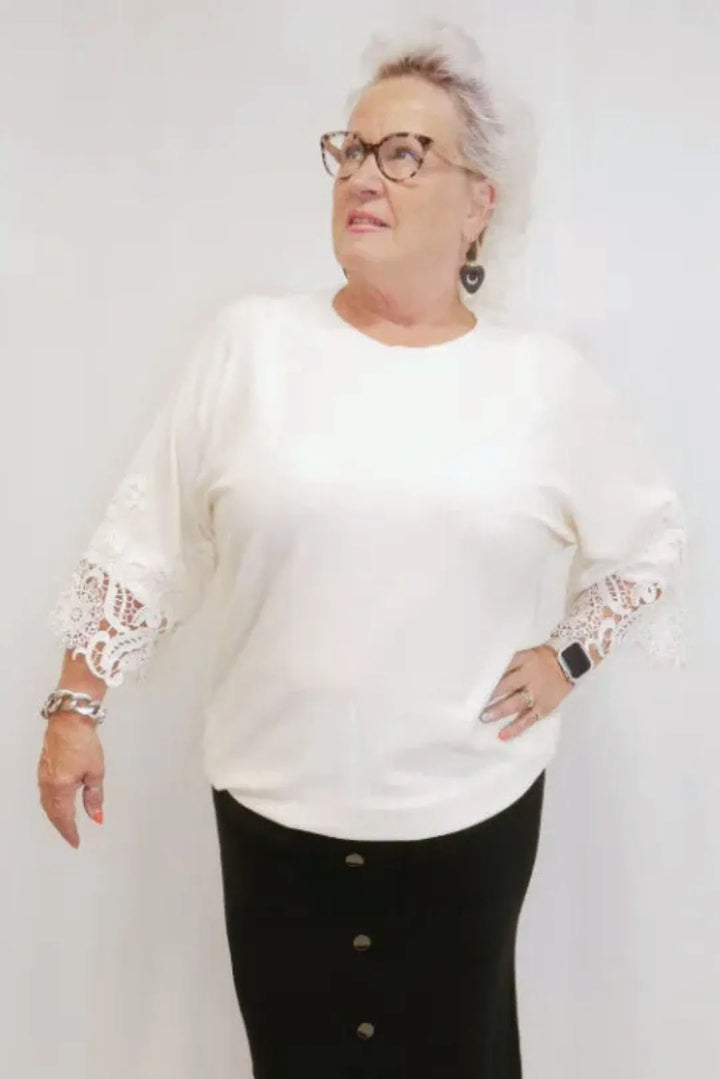 Neule pitsihihoilla Lola