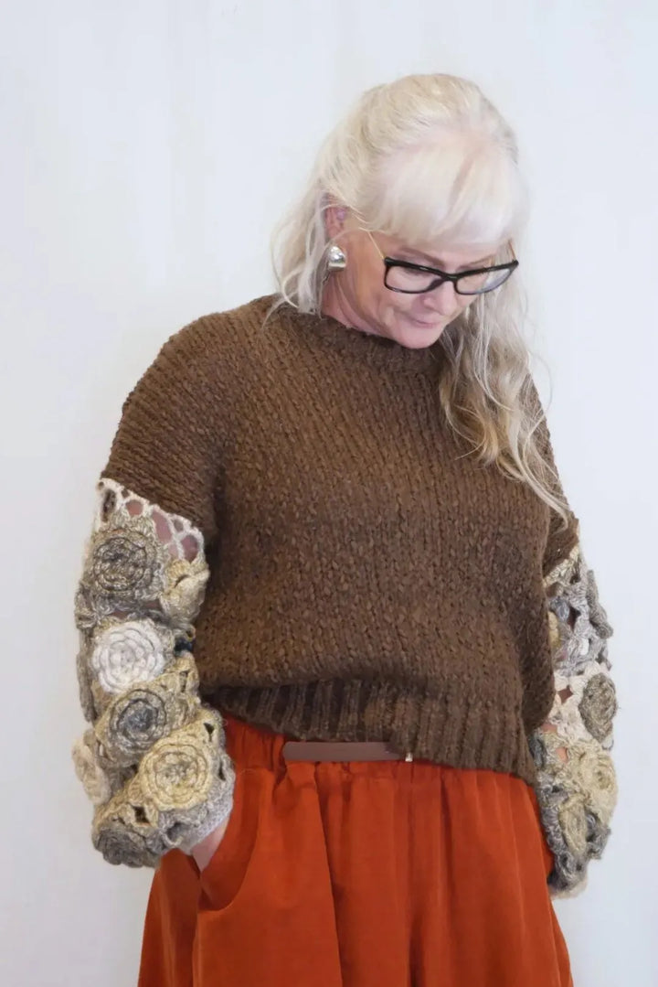 Neule koristehihoilla Saini