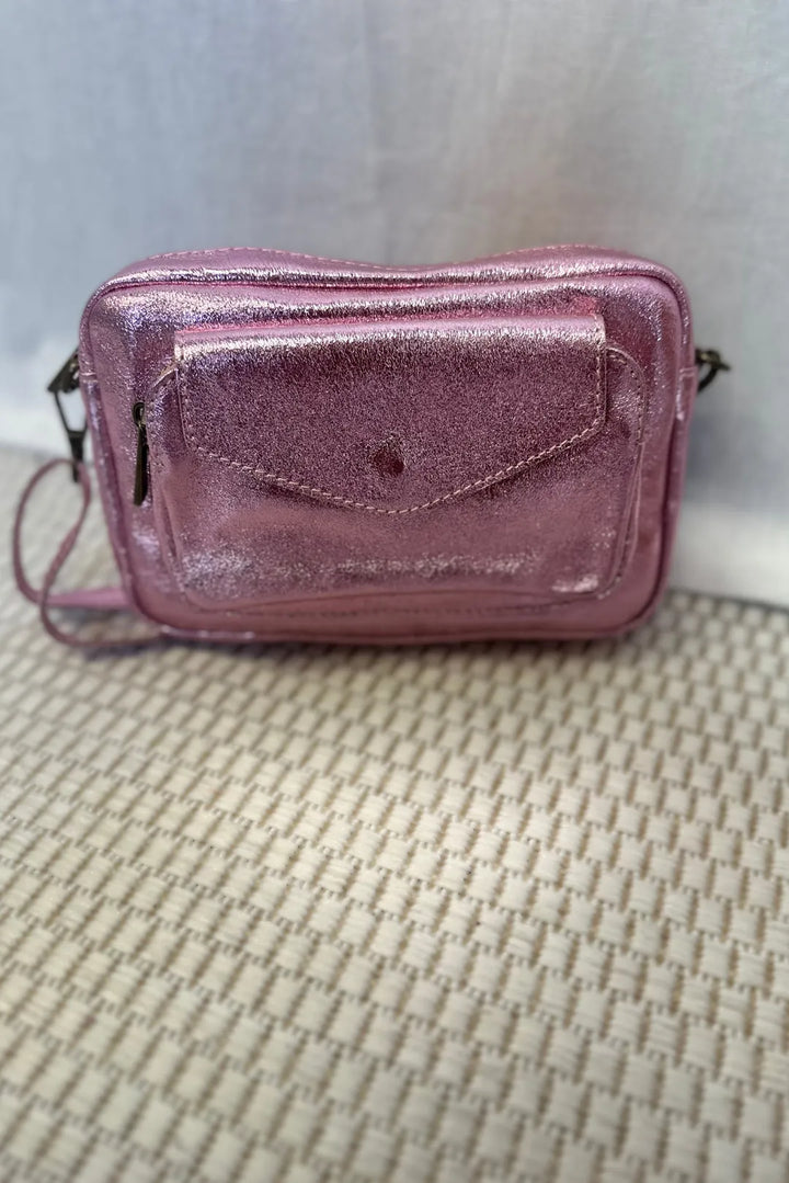 Nahkainen olkalaukku etutaskulla