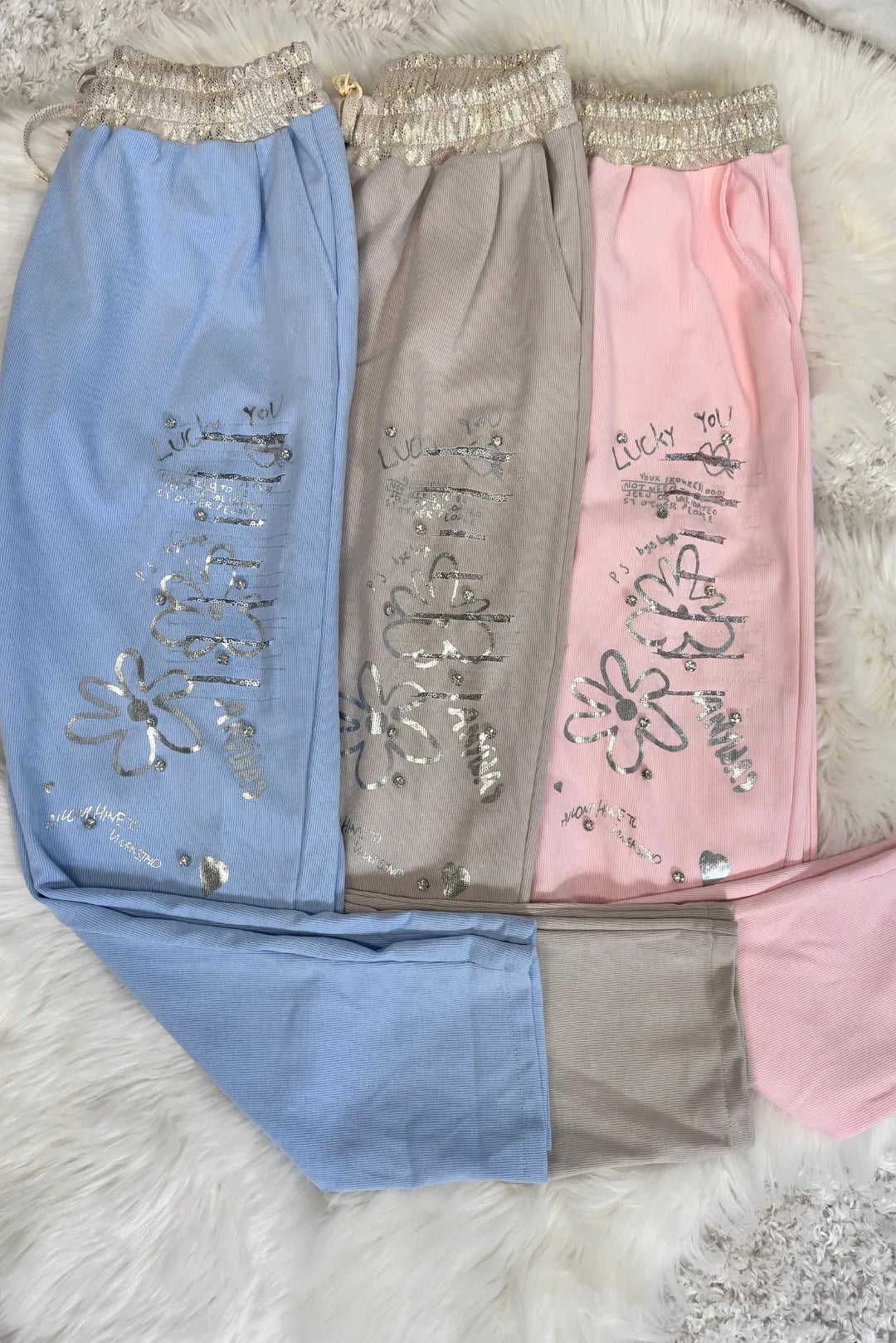 Kimaltavat housut Kia