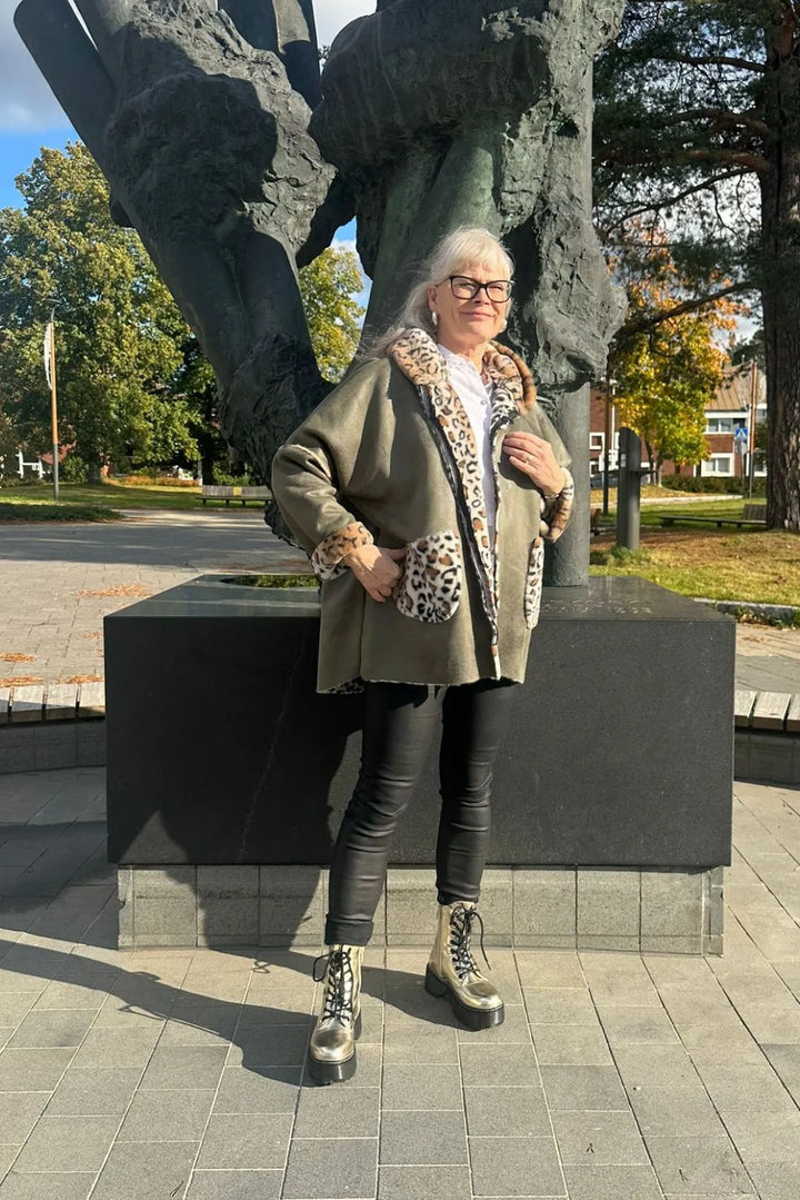 Keinonahkainen takki leovuorella Säde