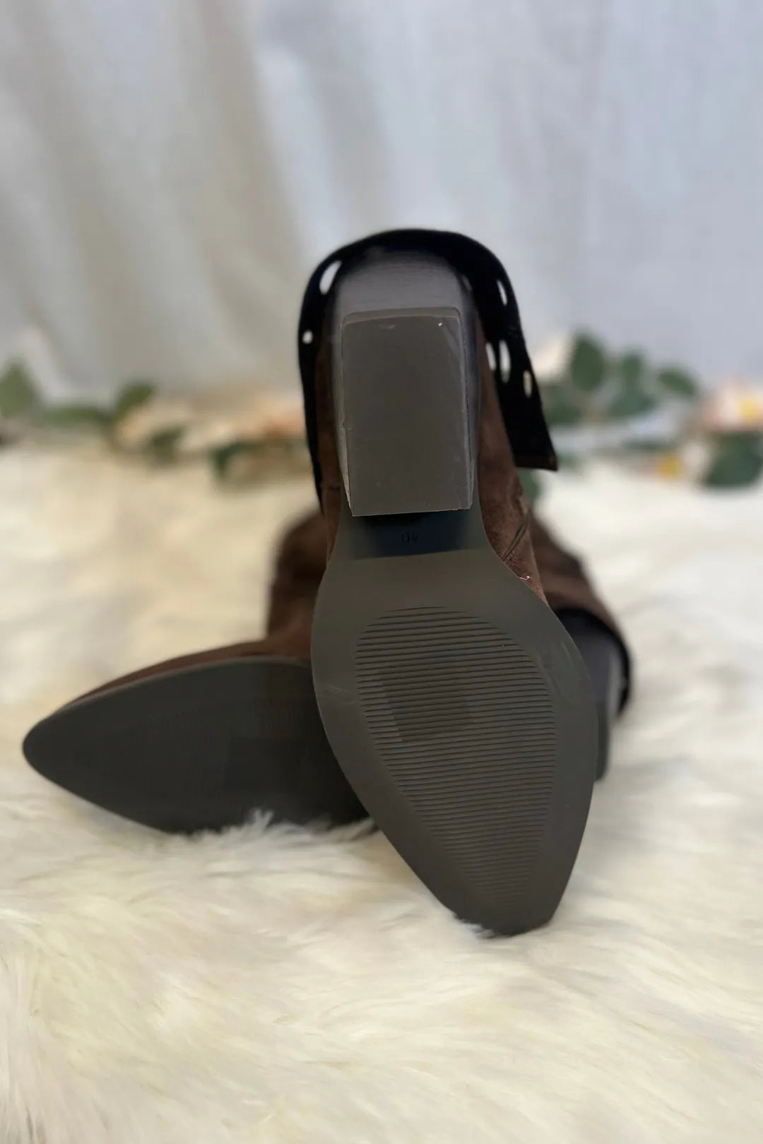 Ruskeat bootsit kimaltavalla koristevarrella