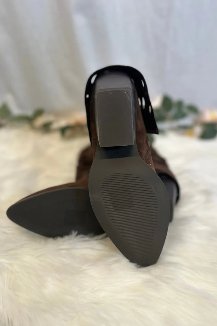 Ruskeat bootsit kimaltavalla koristevarrella