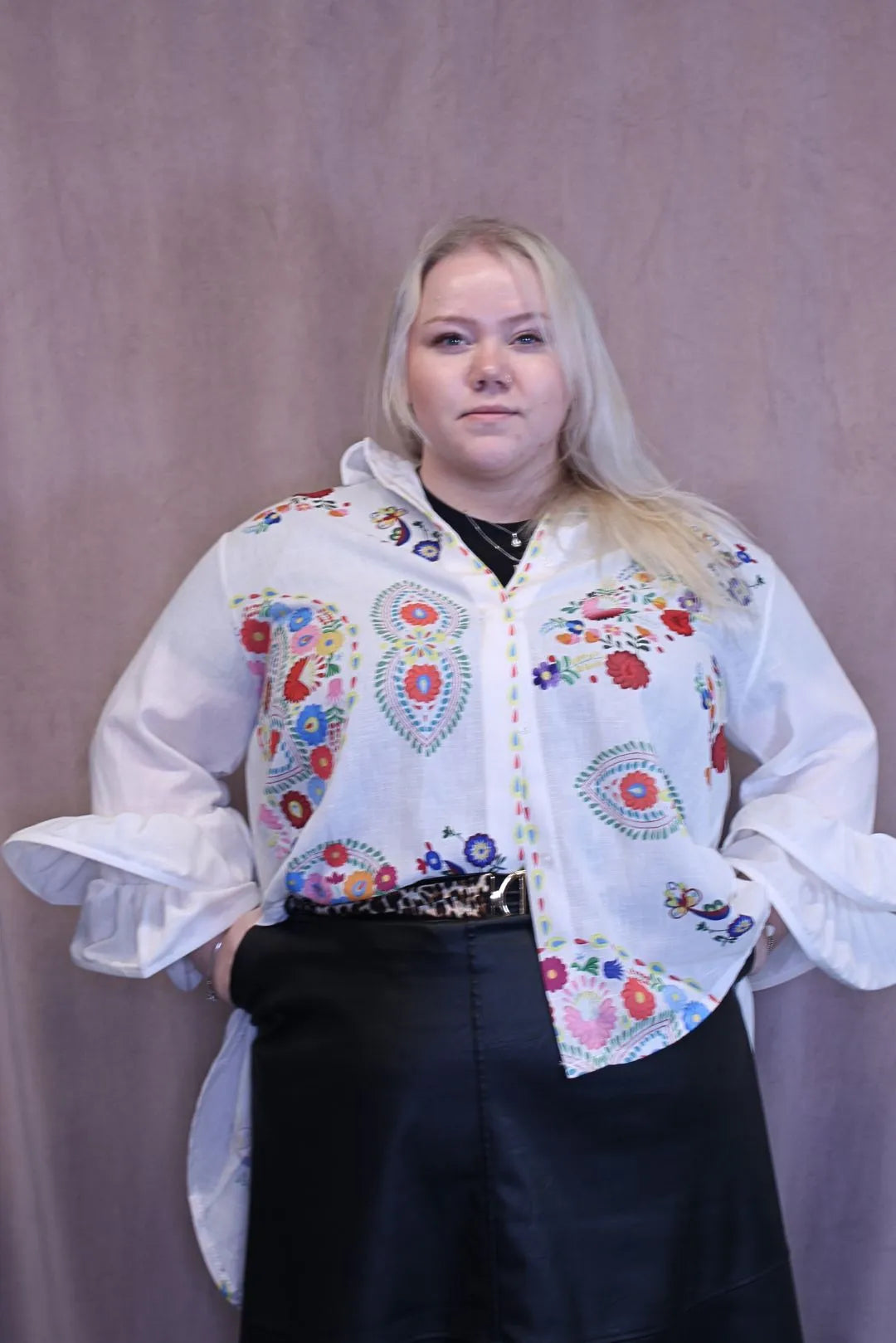 Kukkapaita napeilla Erin