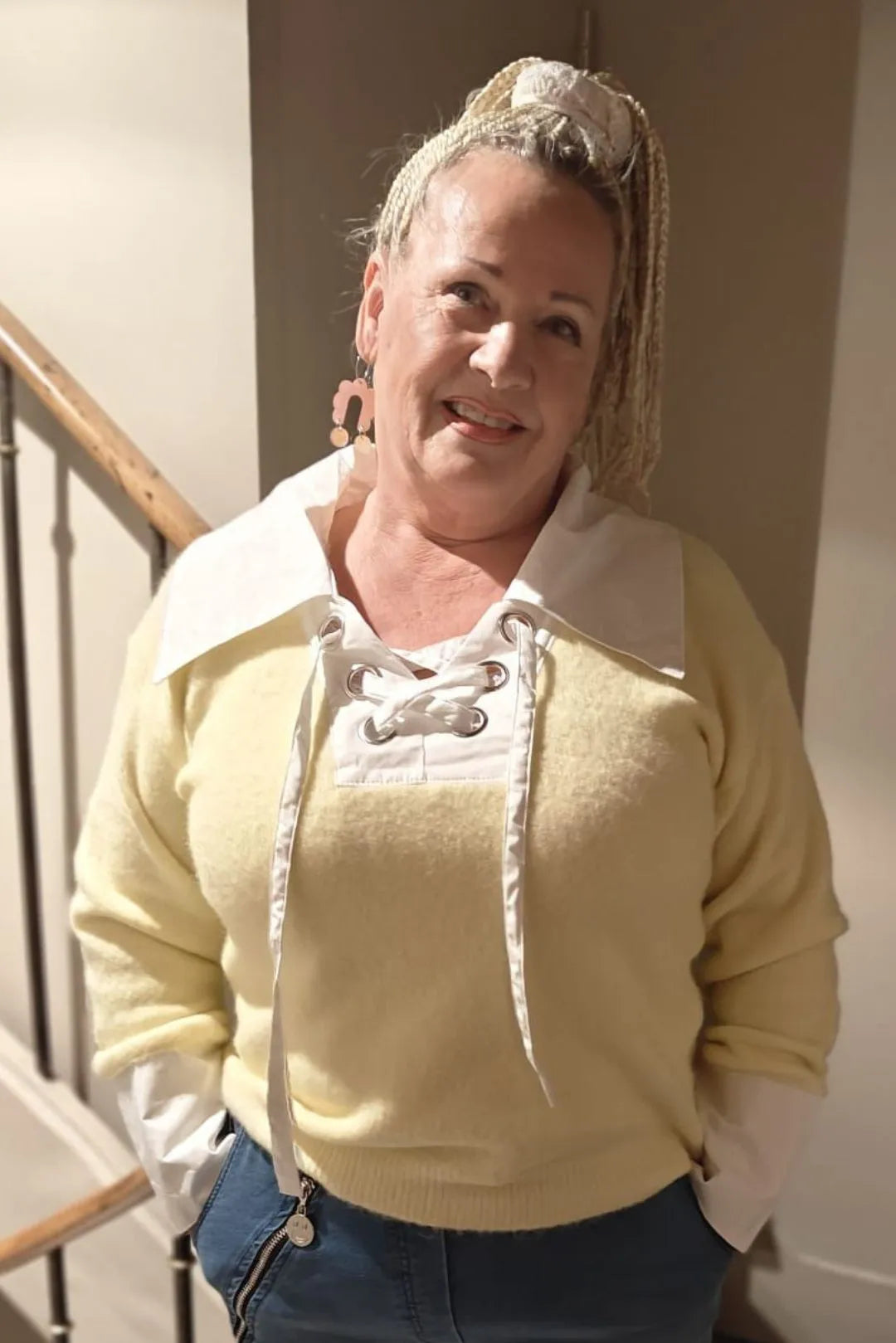 Neule narukauluksella Mervi