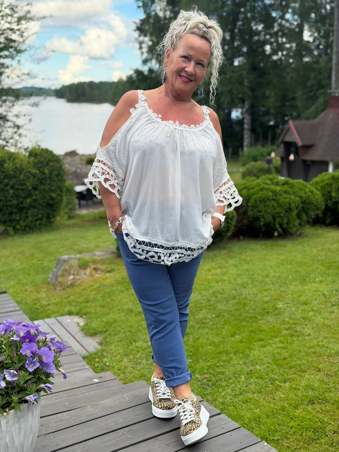 Pusero kukkka olkaimilla - Elina