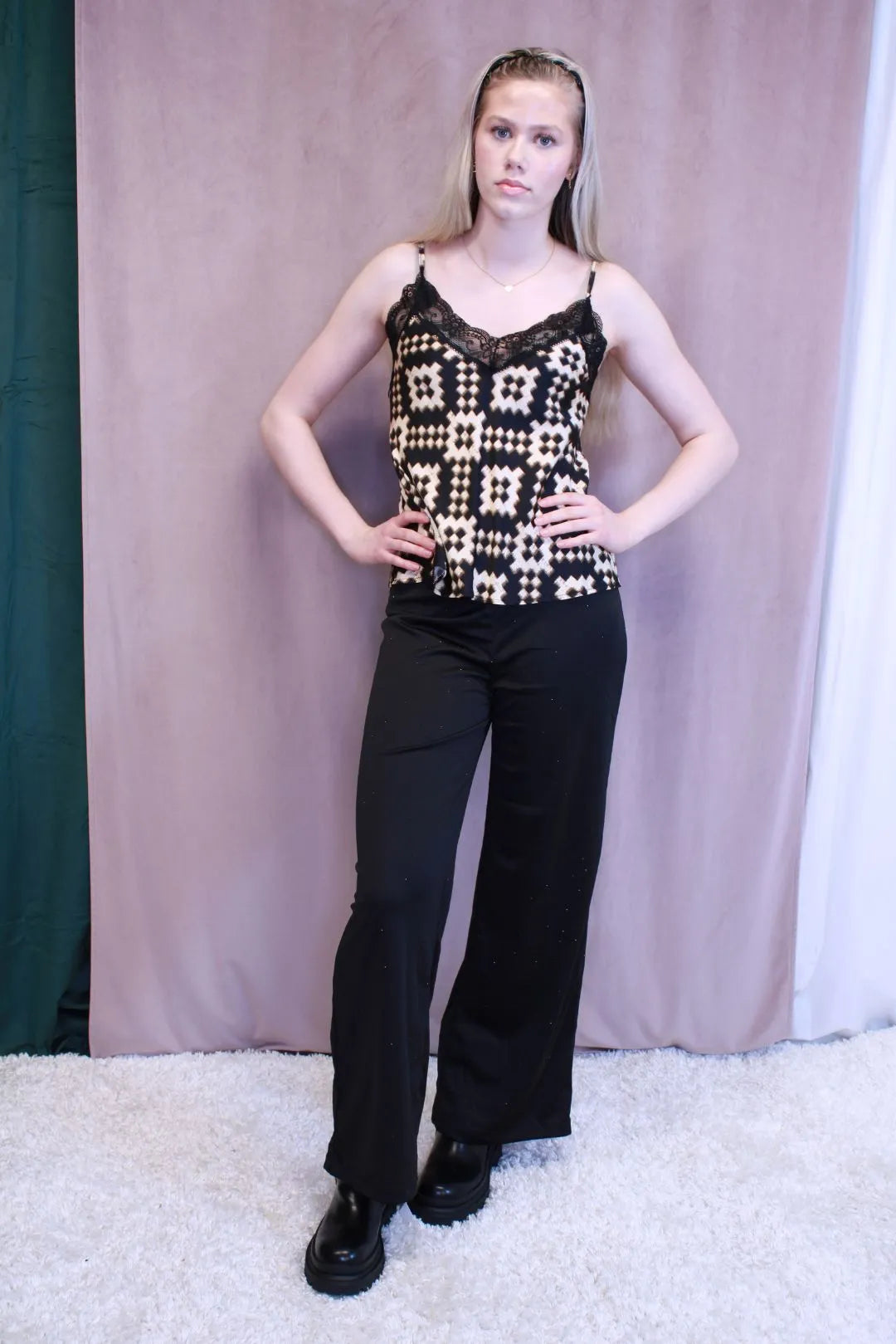 Leveälahkeiset housut strassikoristeilla Stiina