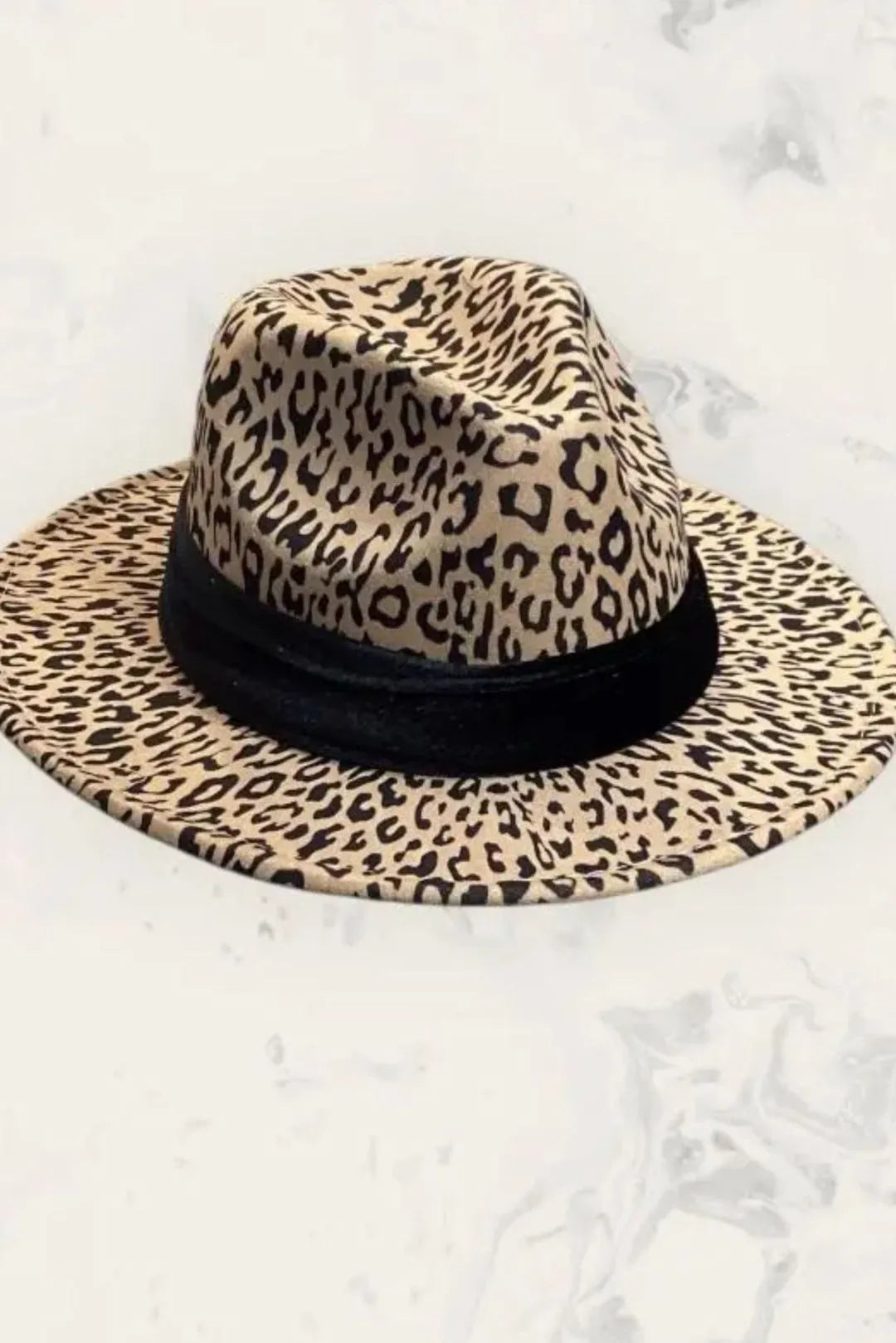 Huopahattu leopardi Essi