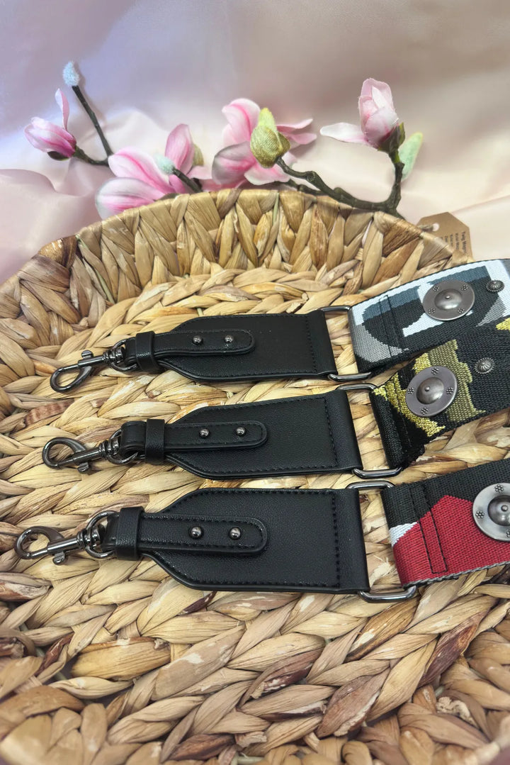 Leveä hihna metallikoristeilla