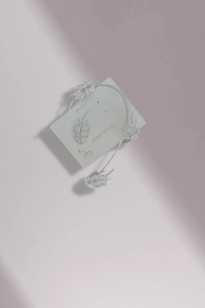 Korvakorusetti – Korvalehden koru ja kimaltava nappikorvis