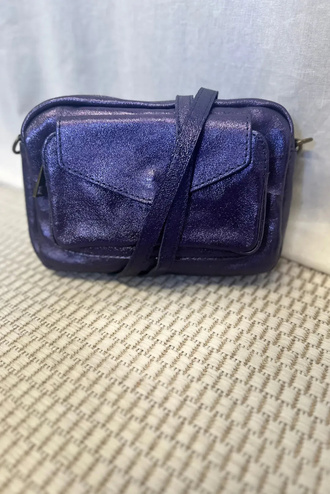 Nahkainen olkalaukku etutaskulla