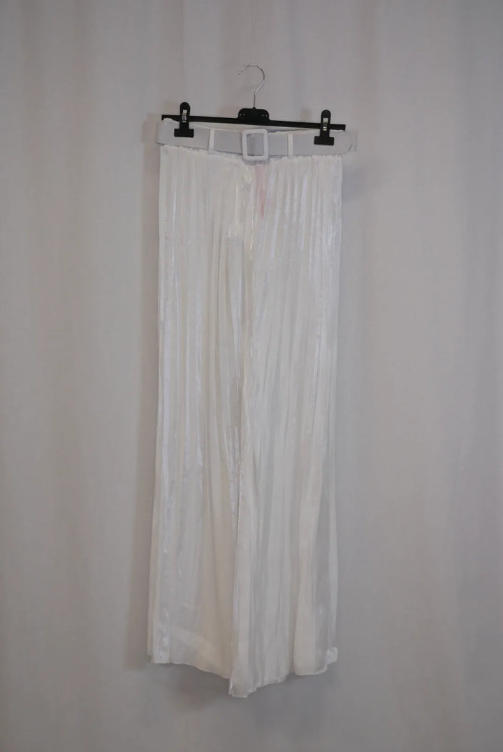 Leveälahkeiset housut vyöllä