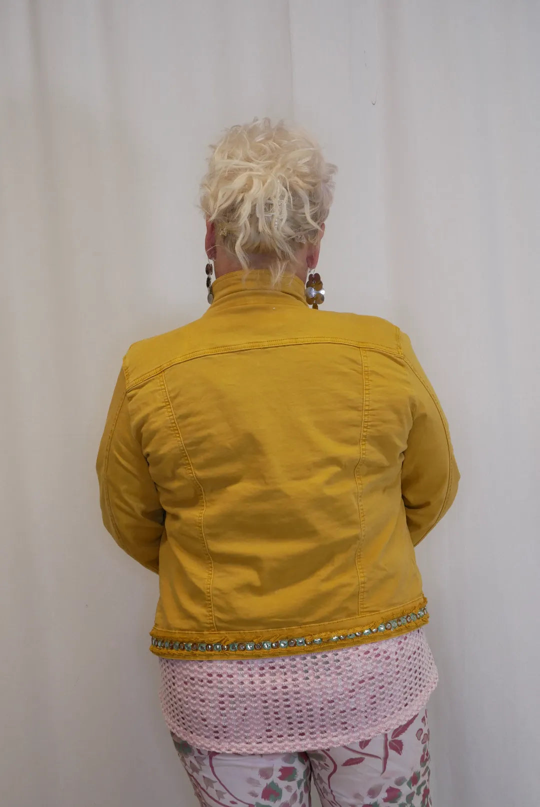 Farkkutakki kirjailuilla