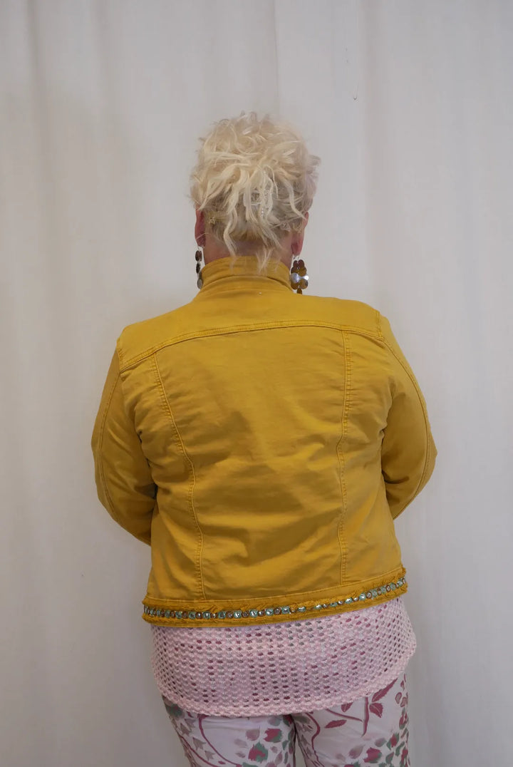 Farkkutakki kirjailuilla