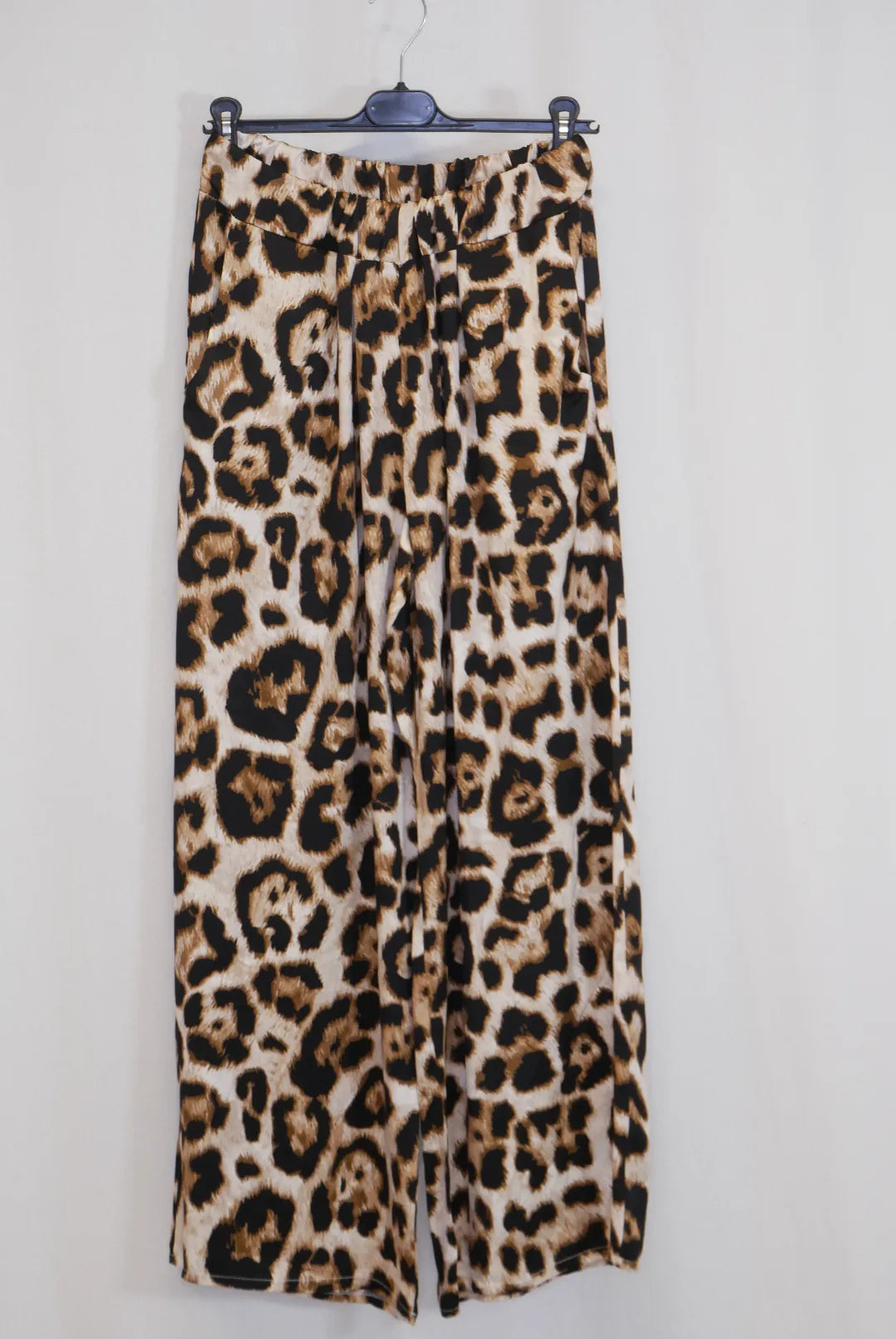 Leveälahkeiset housut 38-42 Nea