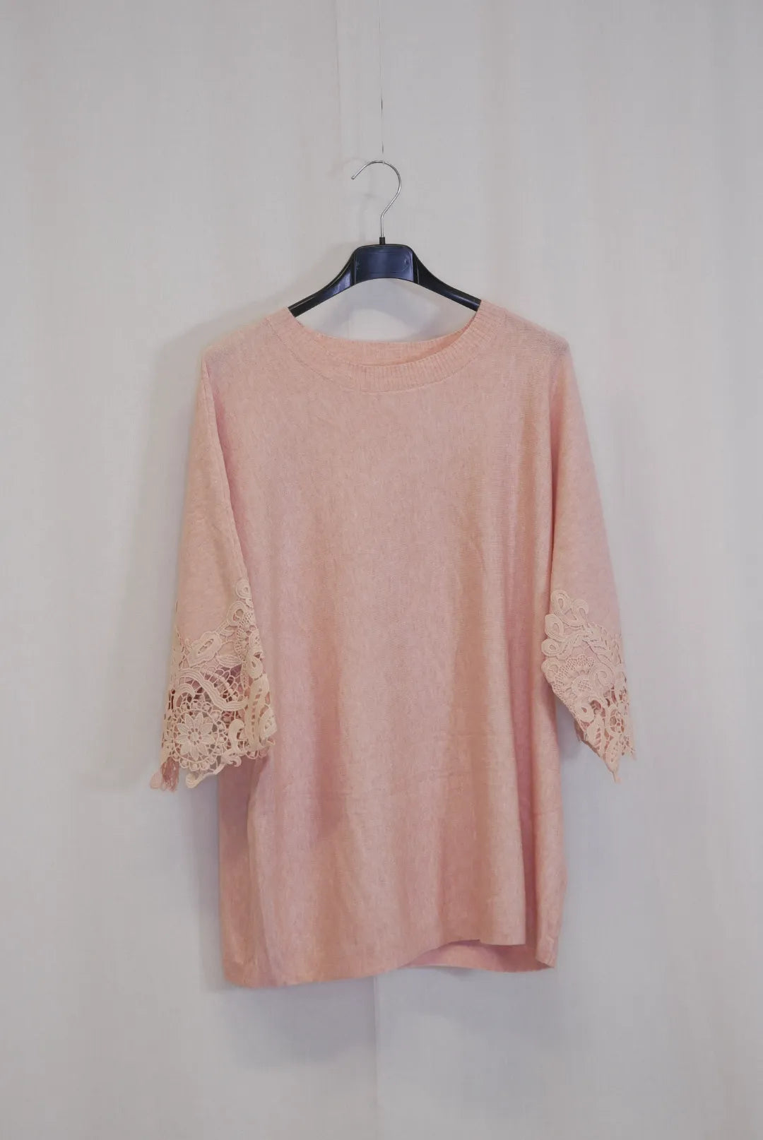 Neule pitsihihoilla Lola