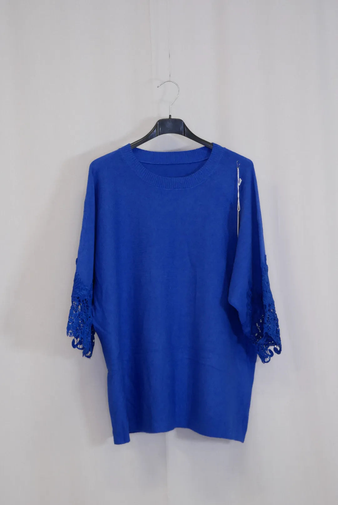 Neule pitsihihoilla Lola