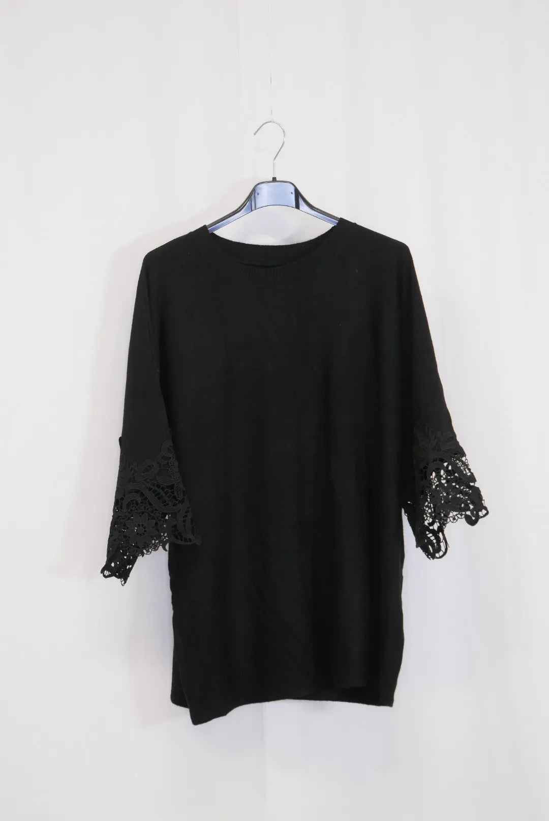 Neule pitsihihoilla Lola