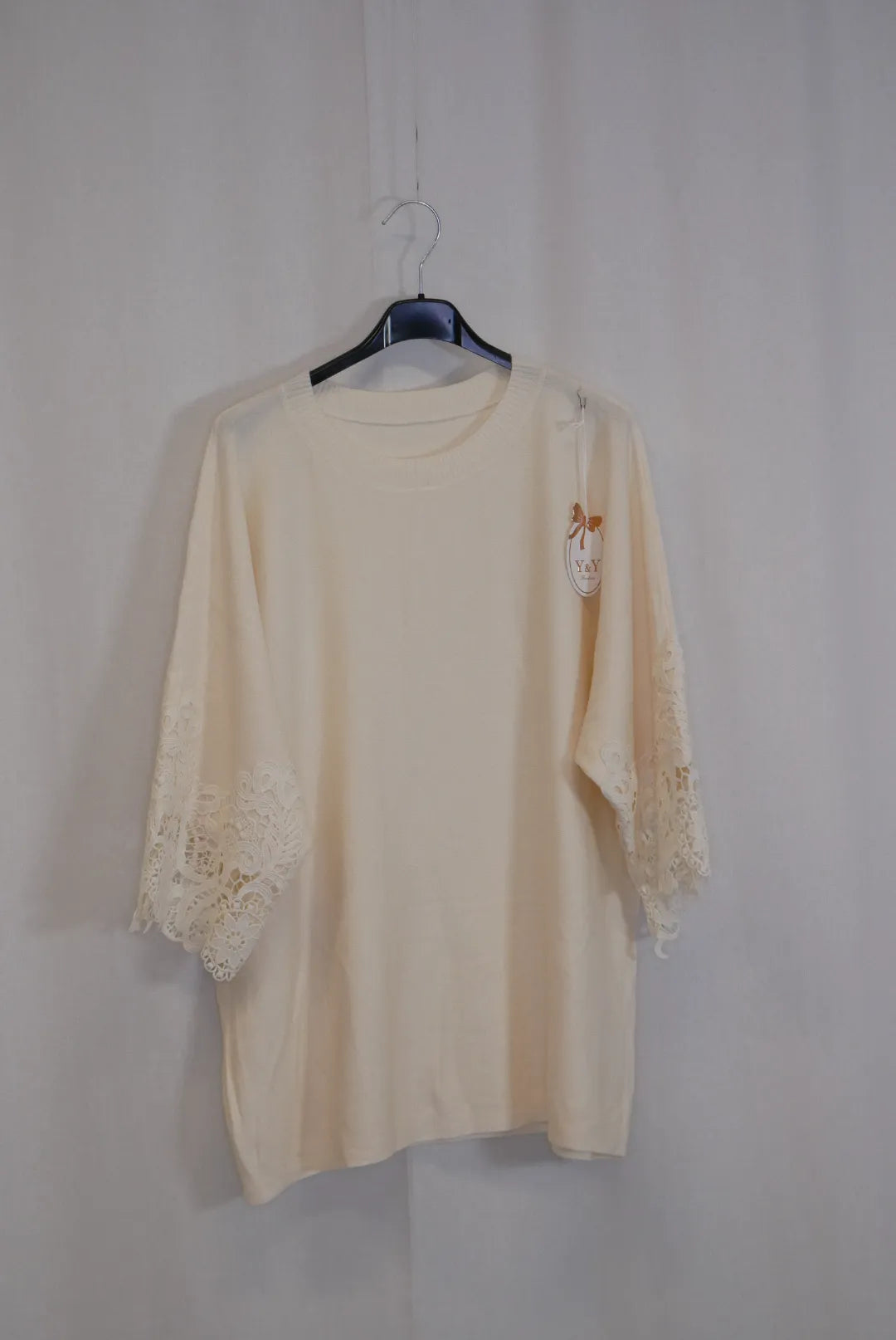 Neule pitsihihoilla Lola